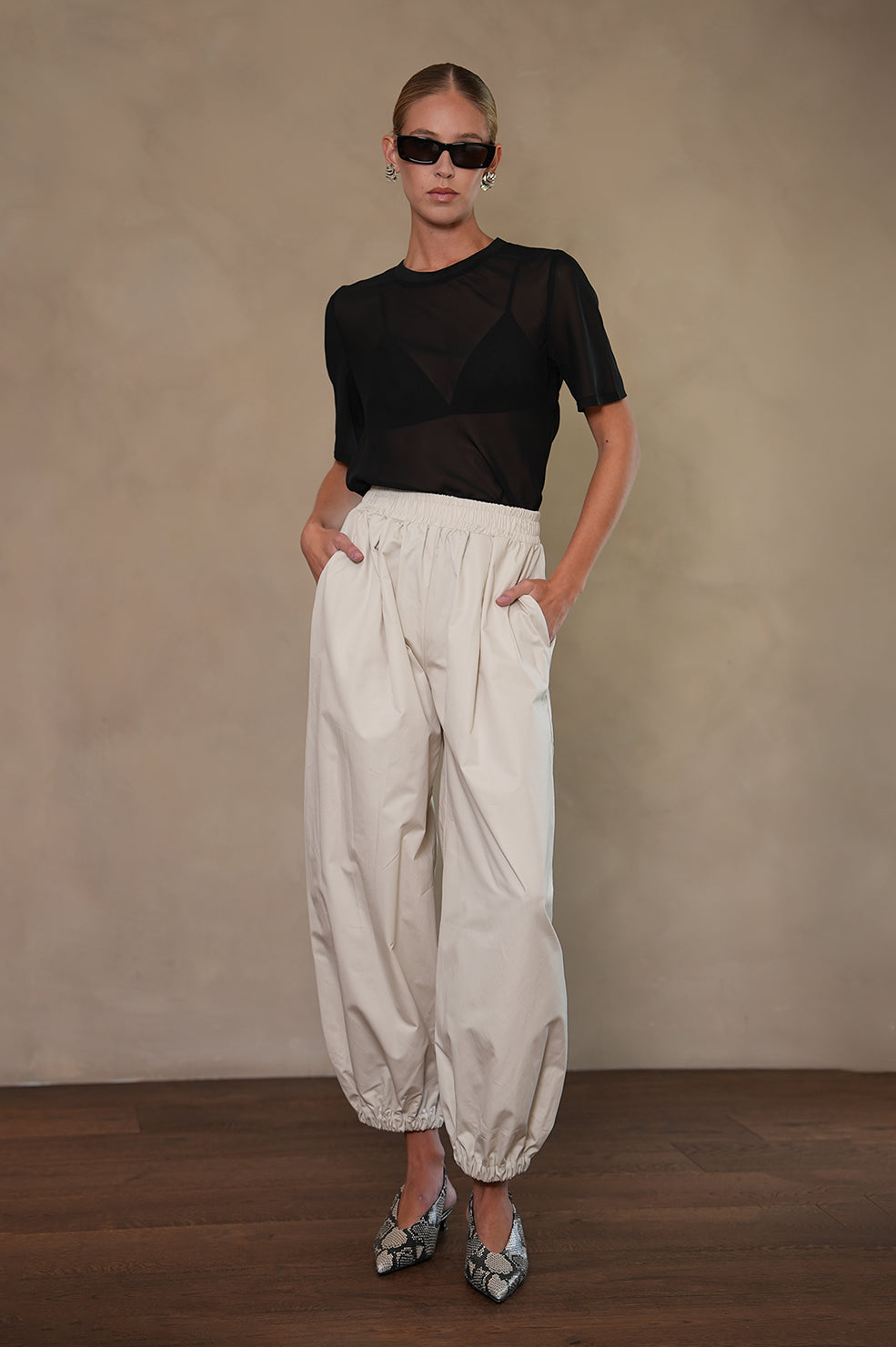 Naomi Tee - Black Tops Parentezi