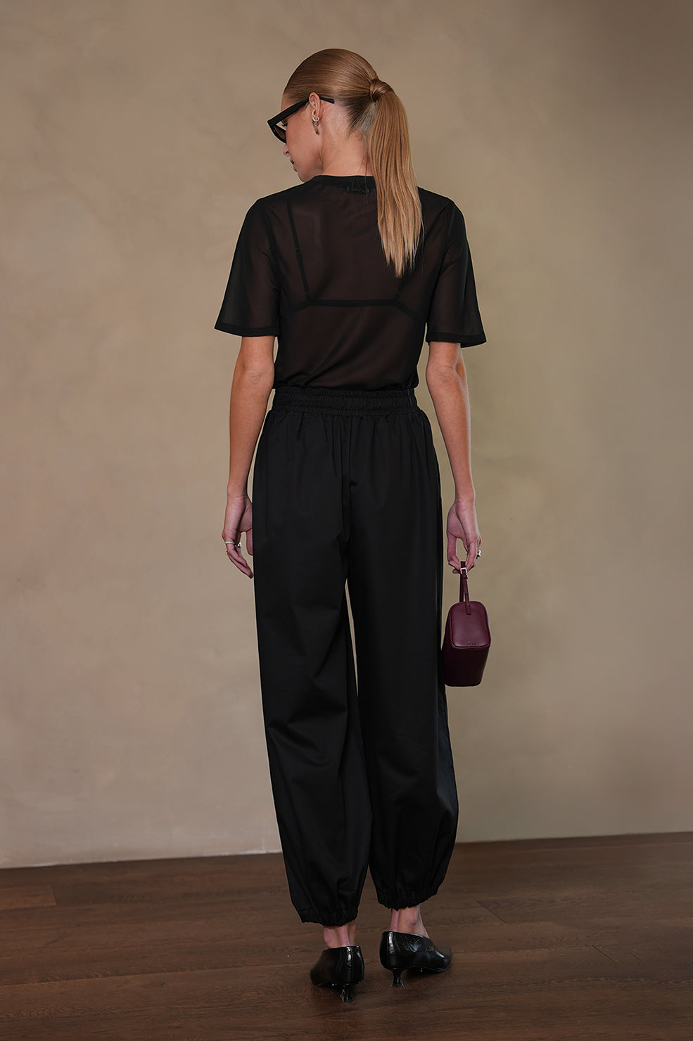 Naomi Tee - Black Tops Parentezi