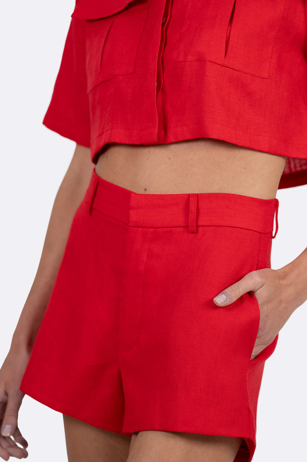 Cami Linen Shorts - Red Shorts parentezi