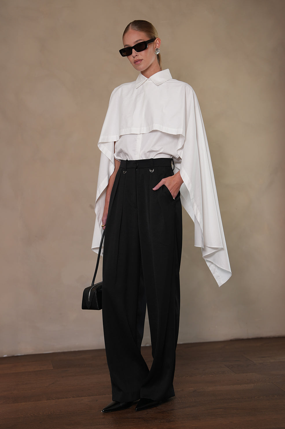 【美品】akiki cape blouse black × white 完売品 Lowe Cape Shirt - White