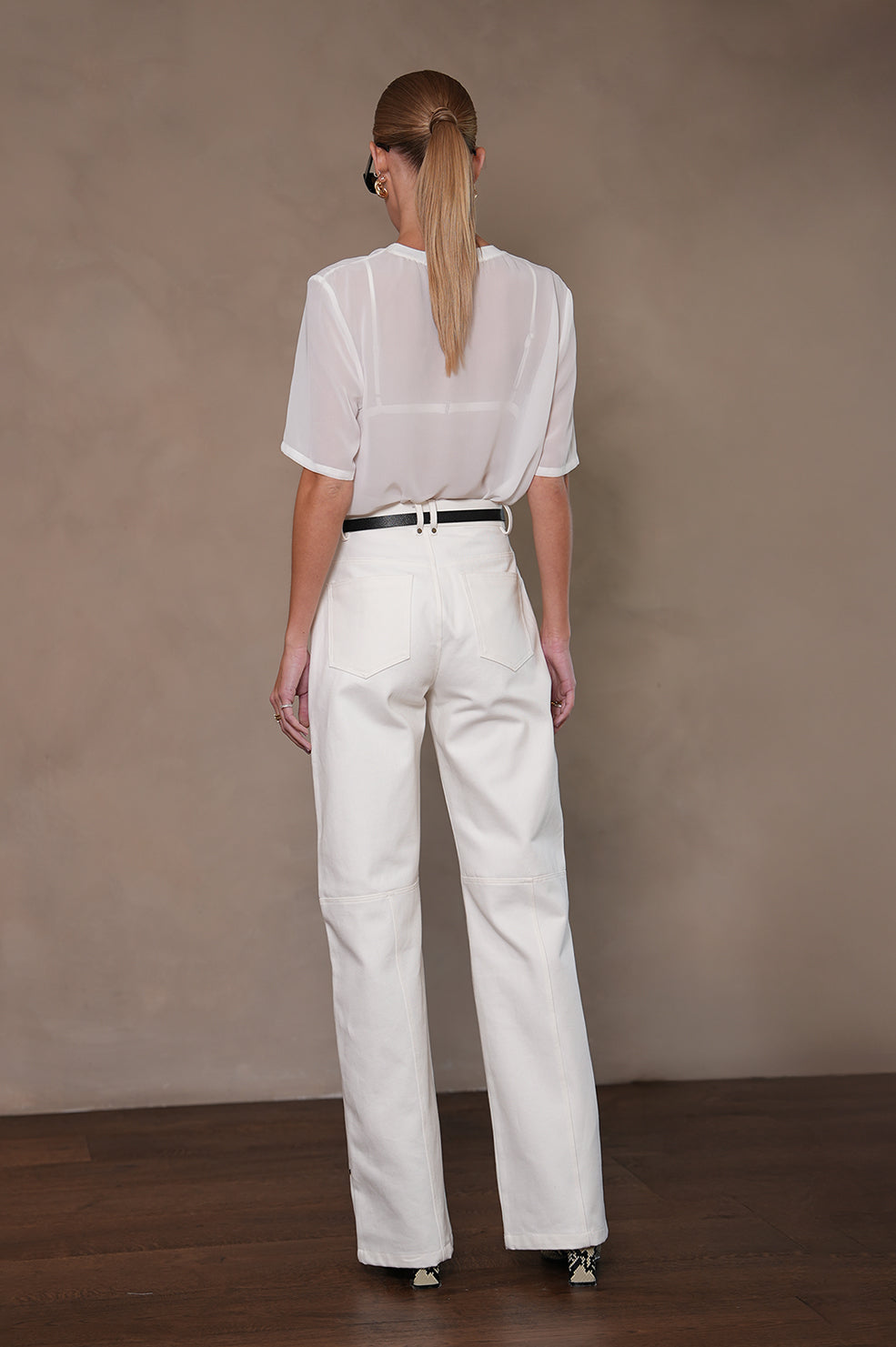 Naomi Tee - White Tops Parentezi