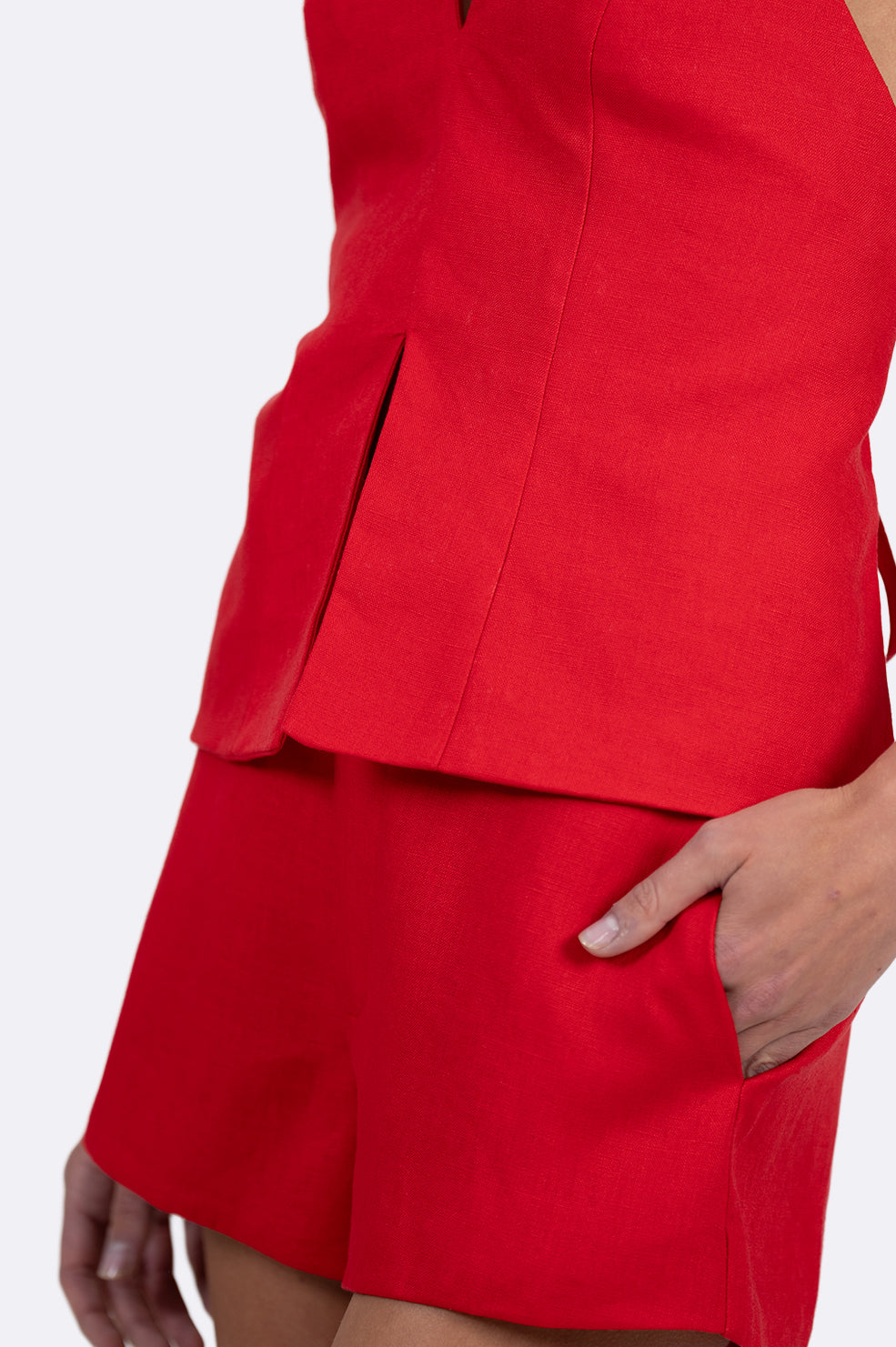 Cami Linen Shorts - Red Shorts parentezi