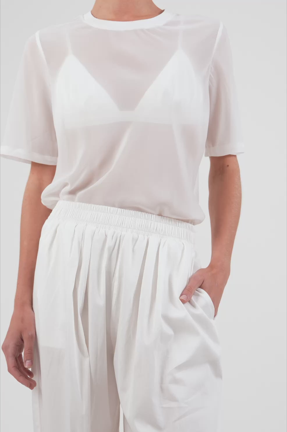 Naomi Tee - White Tops Parentezi