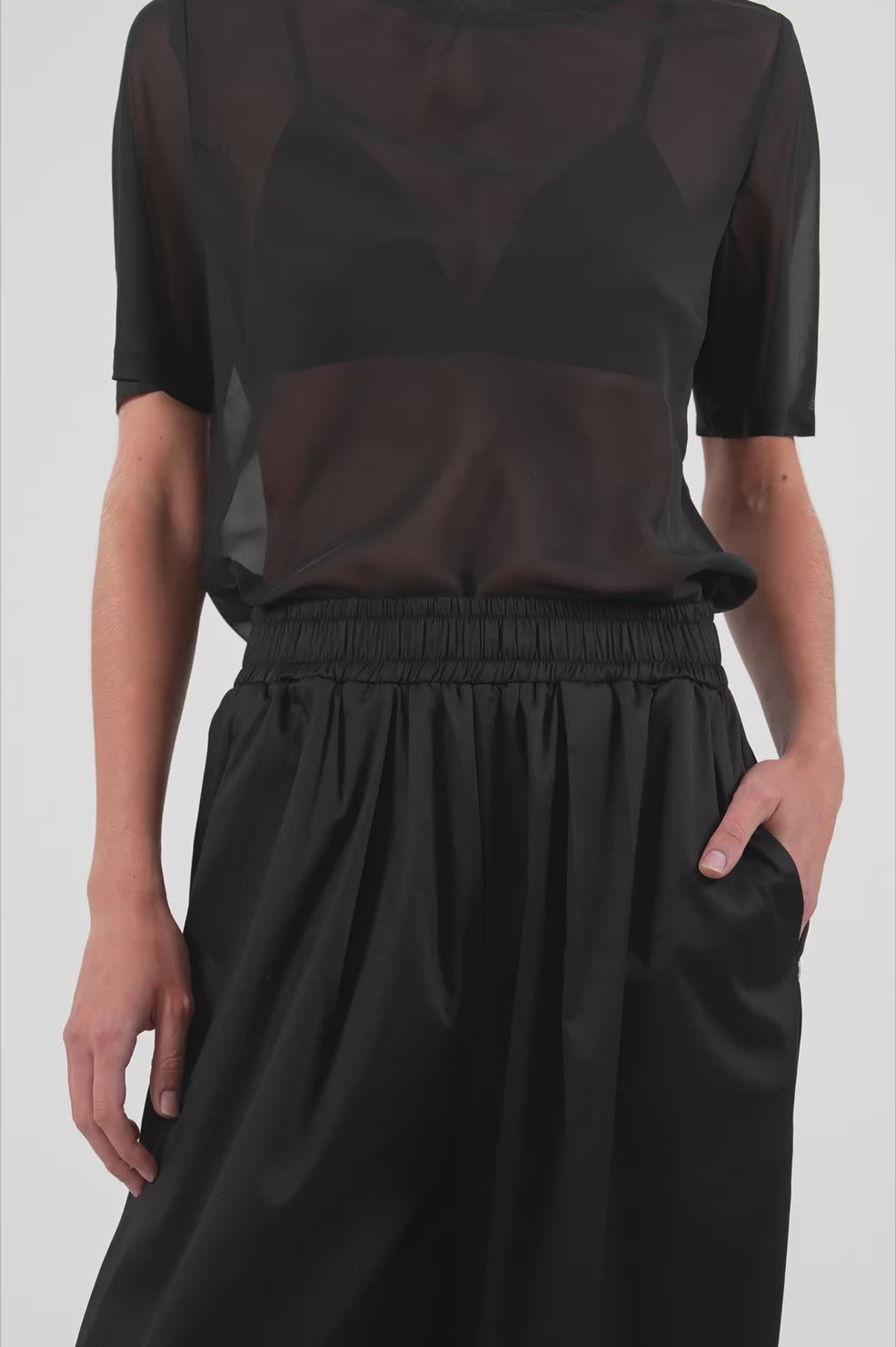 Naomi Tee - Black Tops Parentezi